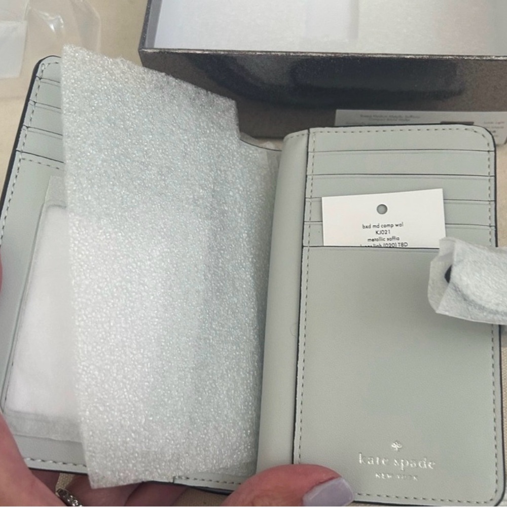 kate spade metallic silver saffiano compact wallet nwt - Picture 11 of 11